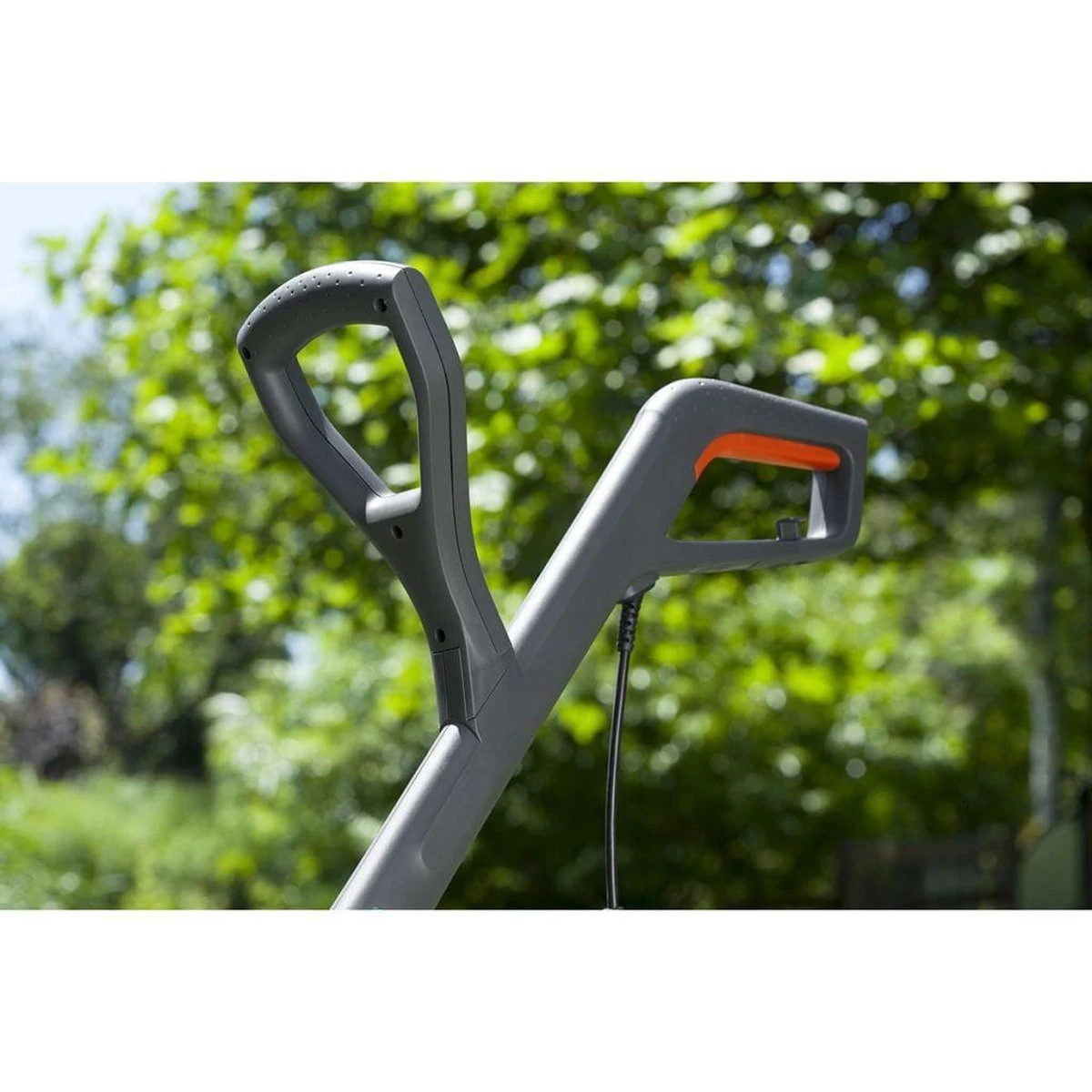GARDENA - SmallCut Trimmer 300/23 - Grastrimmer (gemotoriseerd) - 300W - Maaibreedte 23 Cm 4 GARDENA - SmallCut Trimmer 300/23 - Grastrimmer (gemotoriseerd) - 300W - Maaibreedte 23 Cm - Afbeelding 4