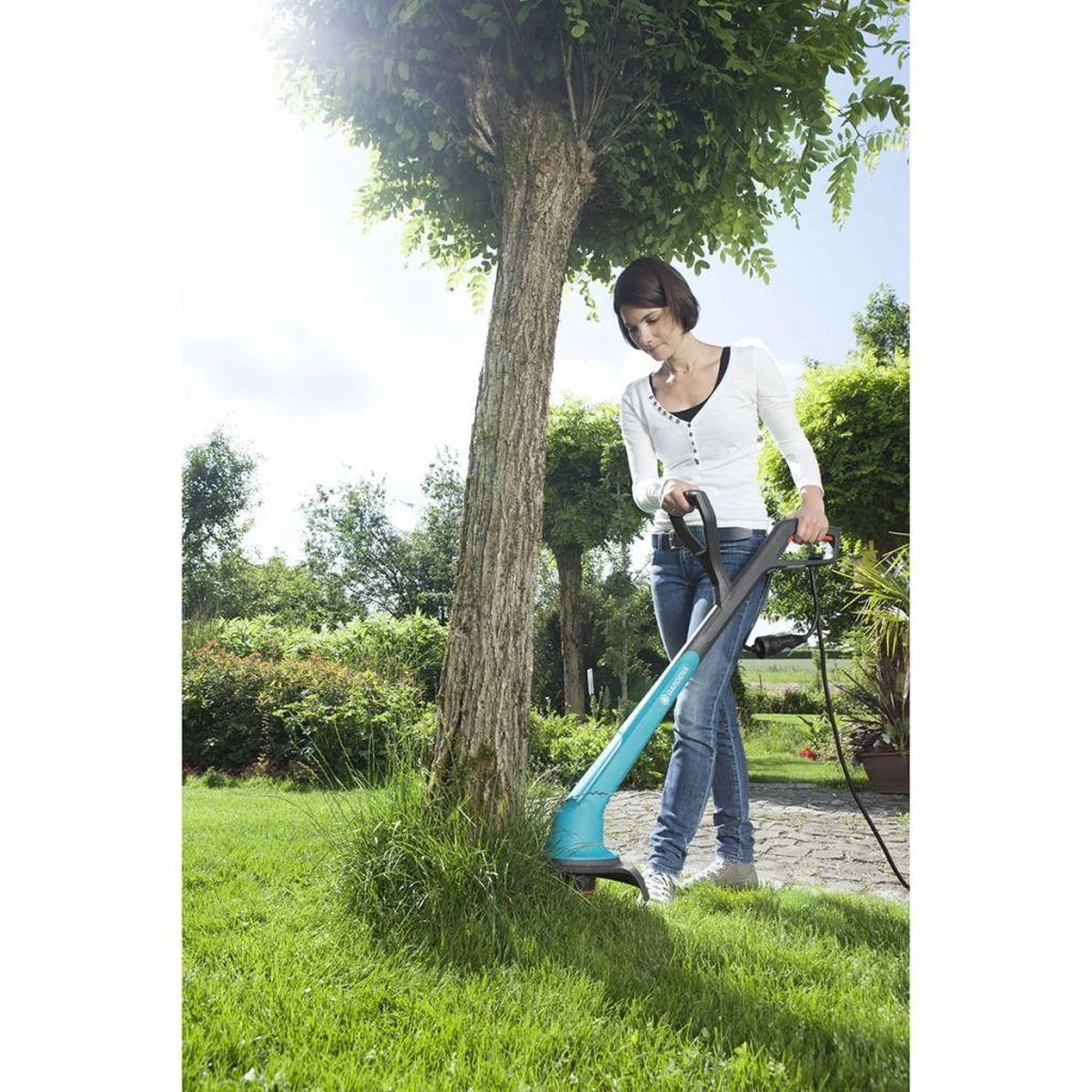 GARDENA - SmallCut Trimmer 300/23 - Grastrimmer (gemotoriseerd) - 300W - Maaibreedte 23 Cm 5 GARDENA - SmallCut Trimmer 300/23 - Grastrimmer (gemotoriseerd) - 300W - Maaibreedte 23 Cm - Afbeelding 5