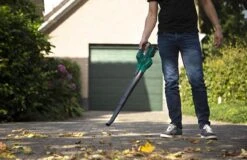 VONROC Accu Bladblazer – VPower 20V – 2 Standen – Max. Blaassnelheid 190km/u – Incl. Accu En Oplader -Tuingereedschap Winkel 1200x778 2