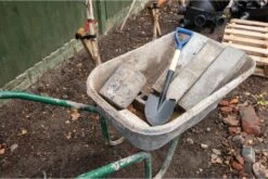 Silverline Mini Spade Met Ronde Kop En Houten Schacht - 70 Cm -Tuingereedschap Winkel 1200x803 1