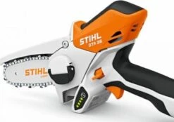 Stihl Accu Mini Kettingzaag SET - Snoeischaar - Snoeizaag - Hand Kettingzaag - Professioneel- Hovenier- Tuinman 8 Stihl Accu Mini Kettingzaag SET - Snoeischaar - Snoeizaag - Hand Kettingzaag - Professioneel- Hovenier- Tuinman -Tuingereedschap Winkel 1200x847