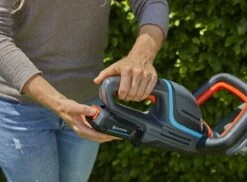GARDENA - ComfortCut 50/18V-P4A Ready-To-Use Set - Heggenschaar -Tuingereedschap Winkel 1200x885 1