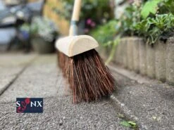 Synx Tools Gemeente Bezem 45 Cm - Straatbezem / Stadsbezem - Steel 150 Cm - Harde Natuurvezels - Bezemsteel - Bezems - Schrobborstels - Veger - Buitenbezem -Tuinbezem -Tuingereedschap Winkel 1200x899 12