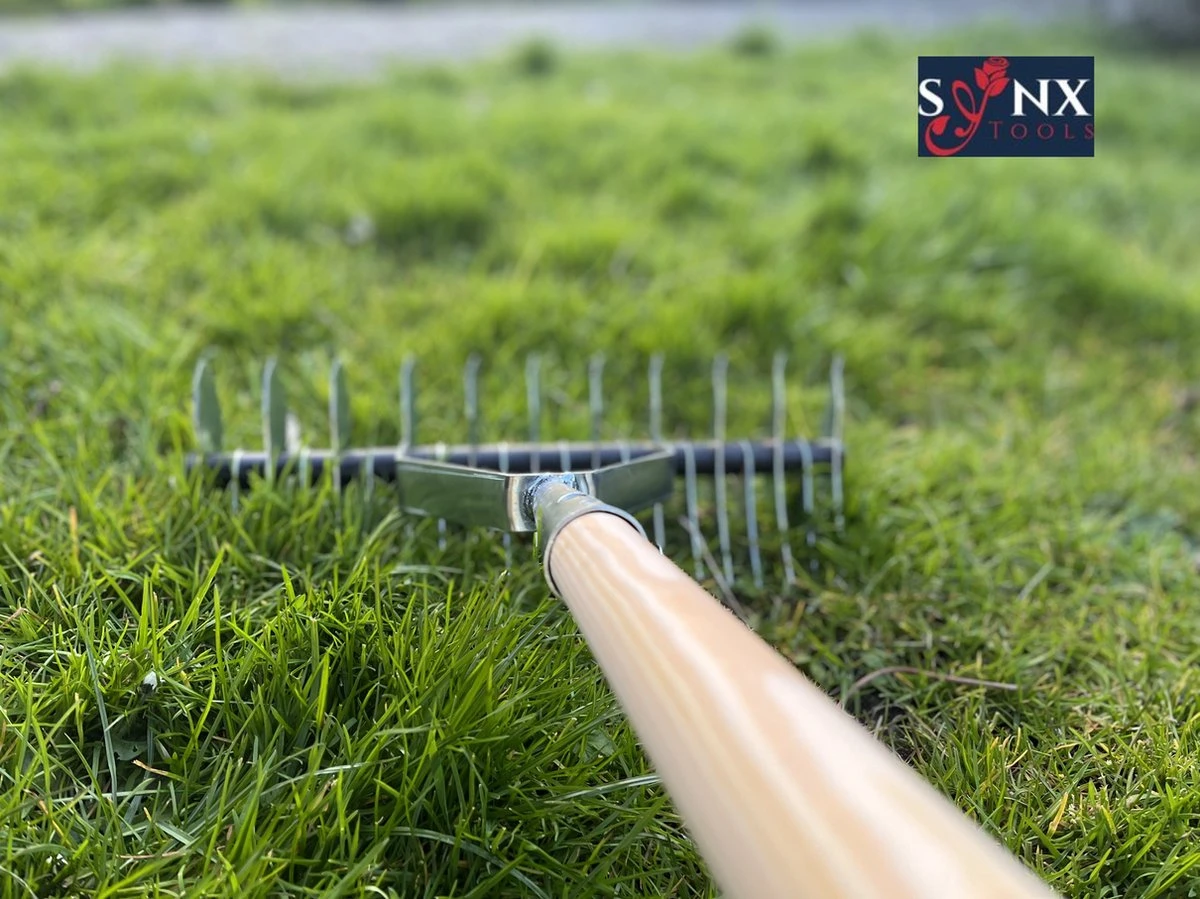 Synx Tools Verticuteerhark Verzinkt - Gazonbeluchters - Verticuteer / Harken - Bodembewerkers - Tuinartikelen / Tuingereedschap - Inclusief Steel 160cm 6 Synx Tools Verticuteerhark Verzinkt - Gazonbeluchters - Verticuteer / Harken - Bodembewerkers - Tuinartikelen / Tuingereedschap - Inclusief Steel 160cm - Afbeelding 6