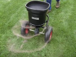 Kreator KRTGR9005 Strooiwagen - 300 Tot 370 Cm Strooibreedte - 23 Liter 11 Kreator KRTGR9005 Strooiwagen - 300 Tot 370 Cm Strooibreedte - 23 Liter -Tuingereedschap Winkel 1200x900 22