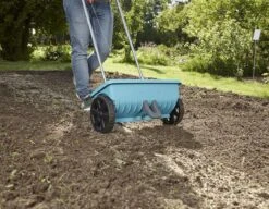 GARDENA - Strooiwagen L - Strooikar - 400m2 - 12.5 Liter -Tuingereedschap Winkel 1200x933