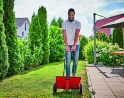 Einhell Strooiwagen GC-SR 12 (12 L - 45 Cm Strooibreedte - Dubbele Duwstang - Kliksluiting Aan Beide Zijden - Verstelhendel - Corrosiebestendige Rol - Behuizing Van Breukvast Kunststof) -Tuingereedschap Winkel 1200x949 2