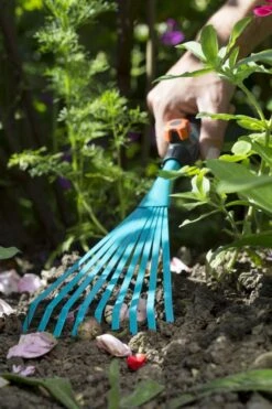 GARDENA Combisystem Bladharkje - Werkbreedte 12 Cm - 25 Jaar Garantie 16 GARDENA Combisystem Bladharkje - Werkbreedte 12 Cm - 25 Jaar Garantie -Tuingereedschap Winkel 800x1200 10