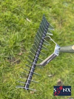 Synx Tools Verticuteerhark Verzinkt - Gazonbeluchters - Verticuteer / Harken - Bodembewerkers - Tuinartikelen / Tuingereedschap - Inclusief Steel 160cm 8 Synx Tools Verticuteerhark Verzinkt - Gazonbeluchters - Verticuteer / Harken - Bodembewerkers - Tuinartikelen / Tuingereedschap - Inclusief Steel 160cm -Tuingereedschap Winkel 899x1200 13